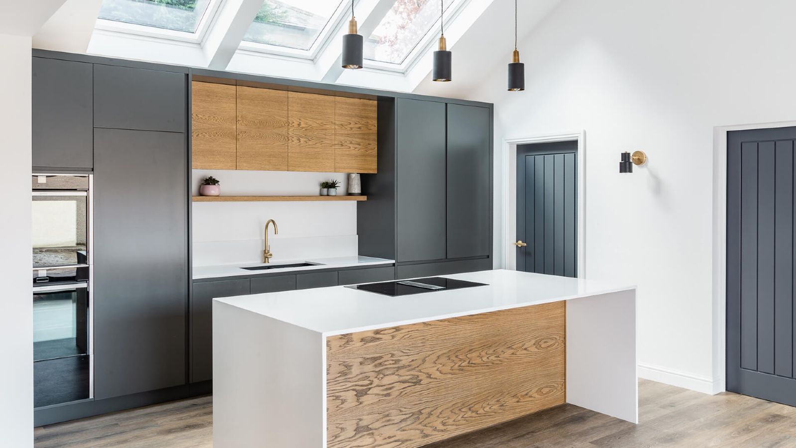 Contemporary Oak And Graphite Grey Kitchen